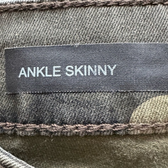 Kut from the Kloth camouflage army pattern pants ankle skinny Sz small - Picture 9 of 10